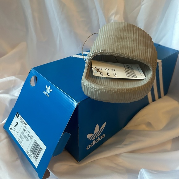 NWT Adidas Adilette 22 slides in light brown! The perfect summer slide - Picture 3 of 3